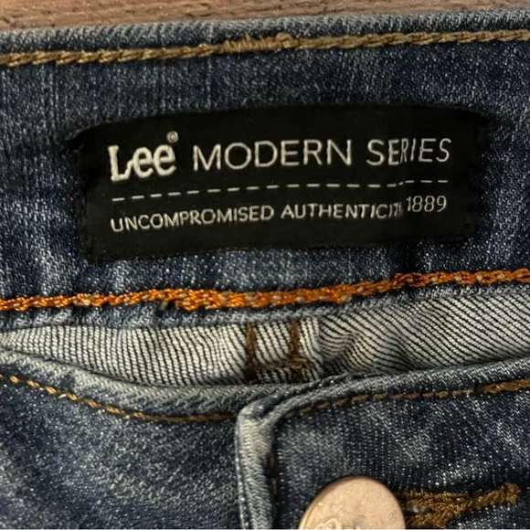 Lee Modern Series Curvy Fit Jeans - Picture 4 of 15